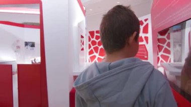 Bilim ve tıp müzesindeki okul çocukları. Yüksek kalite 4k görüntü