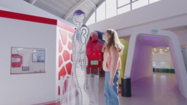 Modern tıp ve bilim müzesi. Okul çocukları sergiyi ziyaret ediyor. Yüksek kalite 4k görüntü