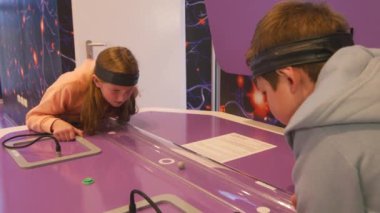 Çocuklar zihin gücüyle nesneleri hareket ettiriyorlar. Yüksek kalite 4k görüntü