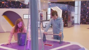 Bilim ve Tıp Müzesi. Okul çocukları insan duyularını öğreniyor. Yüksek kalite 4k görüntü