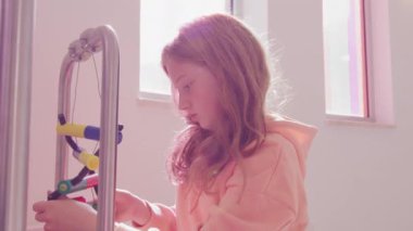 Sevimli liseli kız modern eğitim bilim merkezinde DNA 'nın yapısını inceliyor. Yüksek kalite 4k görüntü