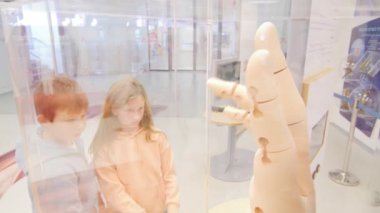 Okul çocukları İsrail 'deki modern bilim ve tıp müzesinde insan vücudunun dünyasını keşfediyorlar. Yüksek kalite 4k görüntü