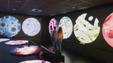 Okul çocukları bilim ve tıp müzesindeki mikroplar, virüsler ve bakteriler dünyasını araştırıyorlar. Yüksek kalite 4k görüntü