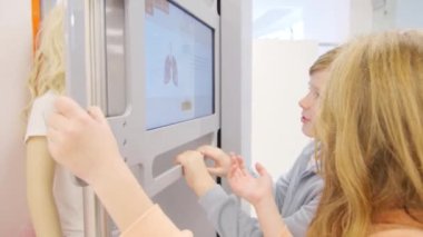 Okul çocukları İsrail 'deki modern bilim ve tıp müzesinde insan vücudunun dünyasını keşfediyorlar. Yüksek kalite 4k görüntü