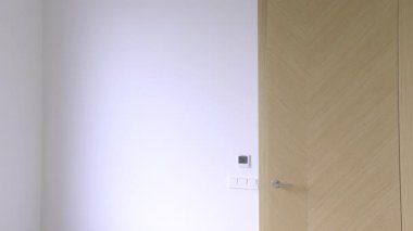 Genç bir kadın, parlak, boş bir daireye girdiğinde şok içinde hareket eden kutusunu düşürür. Yüksek kalite 4k görüntü.