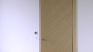 Işıl ışıl bir kadın parlak bir odaya girer, hevesli gözleri etrafı tarar... 4K yaşam tarzı klibi.