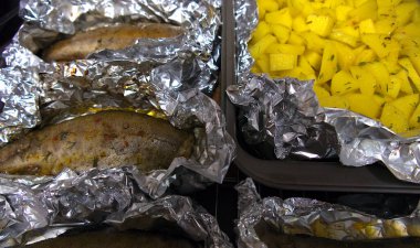 Baharatlı folyoda pişirilmiş alabalık ve patates..