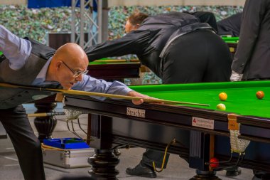 Bad Wildungen, Almanya, Avrupa - 13 Kasım 2022: Bilardo turnuvası. Bilardo masasındaki oyuncular.