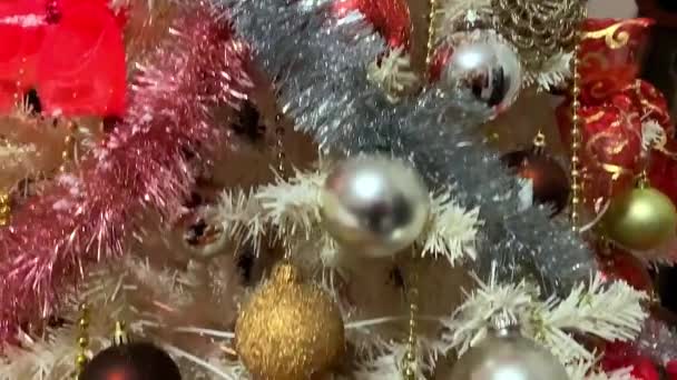 圣诞树上有圣诞彩球和蝴蝶结树下的礼物 — 图库视频影像