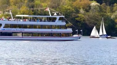 Waldek, Almanya, Avrupa - 30 Nisan 2023: Turizm gemisi gölde yüzüyor.