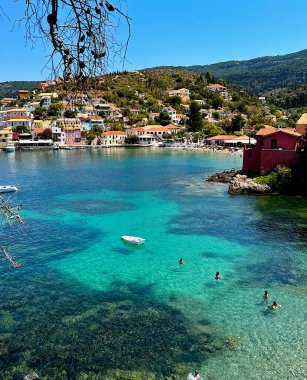 Deniz koyunun ve kıyıdaki köyün güzel manzarası..