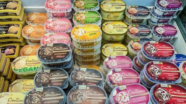 Wildungen, Almanya, Avrupa - 15 Mart 2024: Markette dondurma satışı.