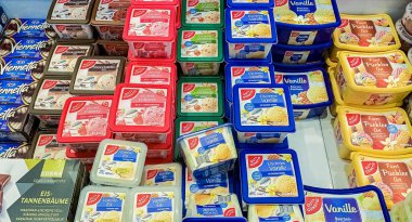 Wildungen, Almanya, Avrupa - 15 Mart 2024: süpermarkette farklı türde süt ve tereyağı. Süpermarkette satış