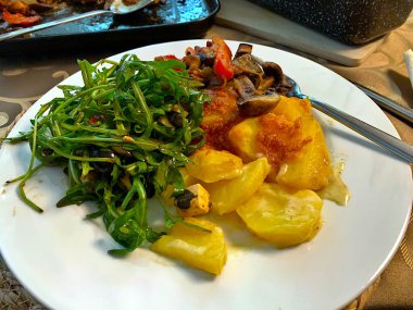 Patates ve sebzeli kızarmış tavuk.