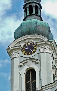 Carlsbad, Çek Cumhuriyeti, Avrupa - 12 Mayıs 2024: Kilisenin eski binasının eski saat kulesi.