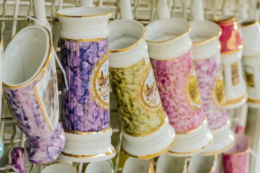 Asgari su için özel kupalar.