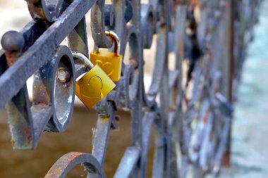 Carlsbad, Çek Cumhuriyeti, Avrupa - 12 Mayıs 2024: Köprüde aşk kilidi 