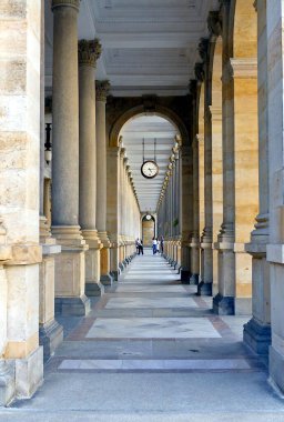 Carlsbad, Çek Cumhuriyeti, Avrupa - 12 Mayıs 2024: Eski kentin eski sokaklarından manzara