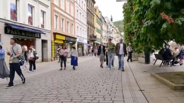 Carlsbad, Çek Cumhuriyeti, Avrupa - 12 Mayıs 2024: Tallinn, Estonya 'da yürüyen insanlar.