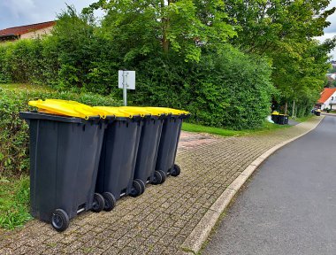 Sokaktaki plastik çöp tenekeleri..