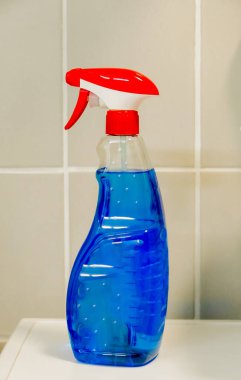 Bir şişe mavi sıvı ve bir atom bombası. Yüksek kalite fotoğraf