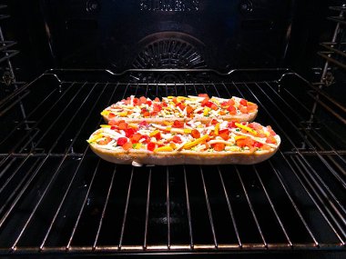 Fırında peynirli ve biberli baget. Yüksek kalite fotoğraf