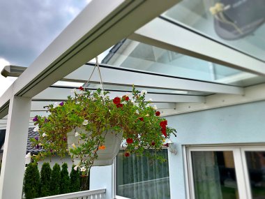 Verandada asılı bir saksı. Yüksek kalite fotoğraf