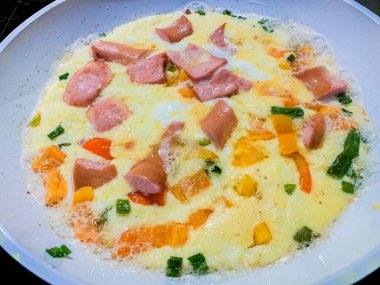 Çırpılmış yumurta, sebze ve sosis. Yüksek kalite fotoğraf