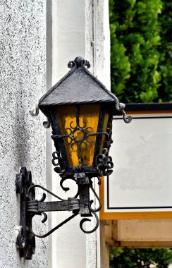 Evin duvarında antik bir fener var. Yüksek kalite fotoğraf