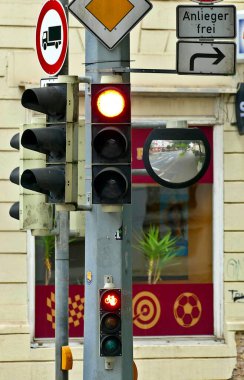 Brauschweig, Almanya, Avrupa - 15 Ağustos 2024: Trafik ışıkları ve trafik işaretleri. Yüksek kalite fotoğraf