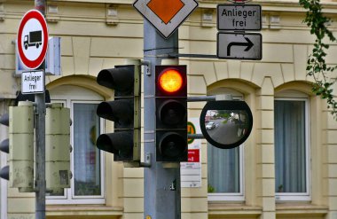 Brauschweig, Almanya, Avrupa - 15 Ağustos 2024: Trafik ışıkları ve trafik işaretleri. Yüksek kalite fotoğraf