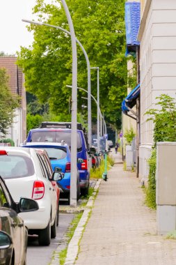 Brauschweig, Almanya, Avrupa - 15 Ağustos 2024: Arabalar cadde boyunca park edildi. Yüksek kalite fotoğraf