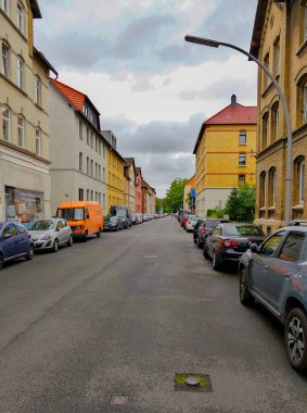 Brauschweig, Almanya, Avrupa - 15 Ağustos 2024: Arabalar cadde boyunca park edildi. Yüksek kalite fotoğraf