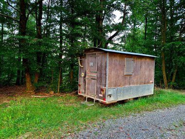 Dağlardaki ormanın ormanlarında turistler için eski ahşap bir barınak.