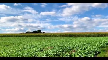 Şehrin dışında bulutları olan güzel bir manzara. 2024