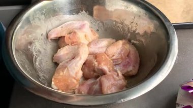 Tavada tavuk göğsü.