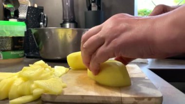 Pişirilmesi için patates dilimliyorum. Yüksek kalite 4k görüntü