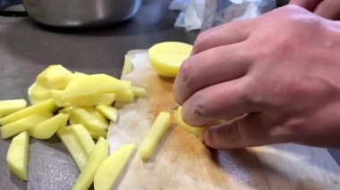 Pişirilmesi için patates dilimliyorum. Yüksek kalite 4k görüntü