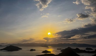 Denizin üzerinde güzel bir gün batımı