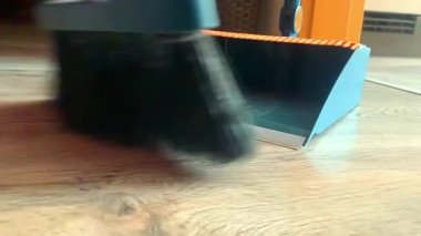Bir faraş ve süpürge. Yerleri süpür. Yüksek kaliteli FullHD görüntüler