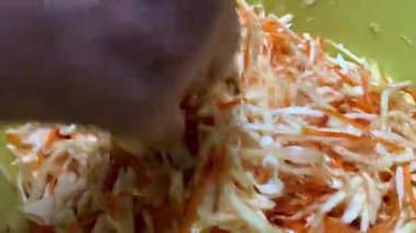 Lahana ve havuç salatası. Karıştırıyorum. Yüksek kaliteli FullHD görüntüler