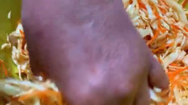 Lahana ve havuç salatası. Ellerinle karıştırıyorsun. Yüksek kalite FullHD havuç ve lahana salatası. Ellerinle karıştır..