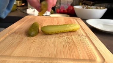 Salata için turşu dilimliyorum. Yüksek kaliteli FullHD görüntüler