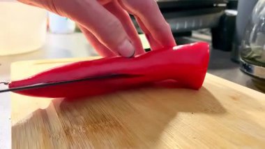 Izgara için kırmızı biber dilimliyorum. Yüksek kaliteli FullHD görüntüler
