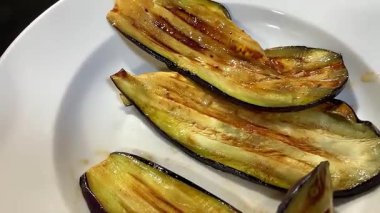 .Kızarmış patlıcan bir tabağa konur. Yüksek kaliteli FullHD görüntüler