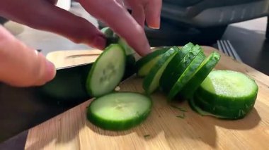 Taze yeşil salatalık paklara bölünür. Yüksek kaliteli FullHD görüntüler