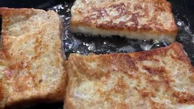 Kızarmış ekmekler tavada kızarıyor. Yüksek kaliteli FullHD görüntüler