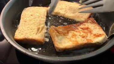 Kızarmış ekmekler tavada kızarıyor. Yüksek kaliteli FullHD görüntüler