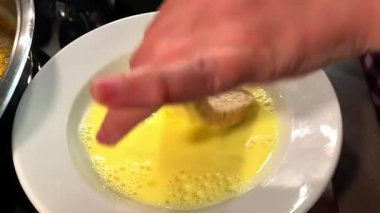 Yumurtaya batır ve tavaya batır. Yüksek kaliteli FullHD görüntüler