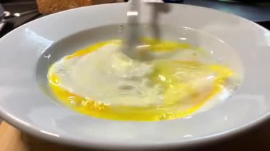 Yumurtalar omlet kasesinde karıştırılır. Yüksek kaliteli FullHD görüntüler